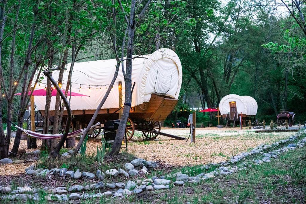 Cozy Wild West Covered Wagon Next To River Grants Pass Exterior photo