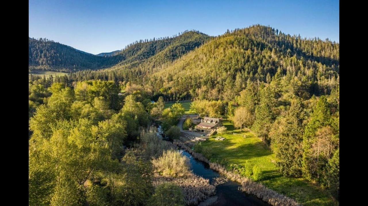 Cozy Wild West Covered Wagon Next To River Grants Pass Exterior photo
