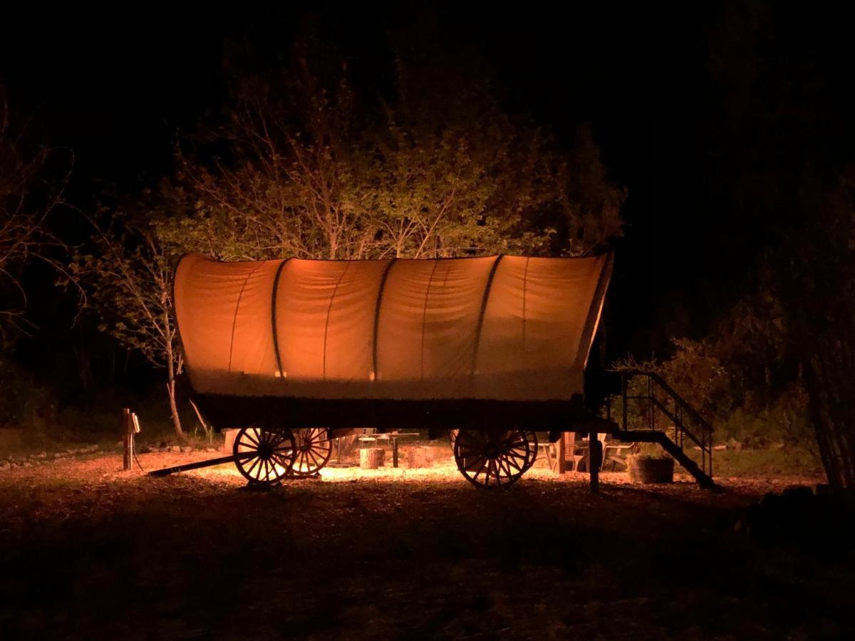 Cozy Wild West Covered Wagon Next To River Grants Pass Exterior photo