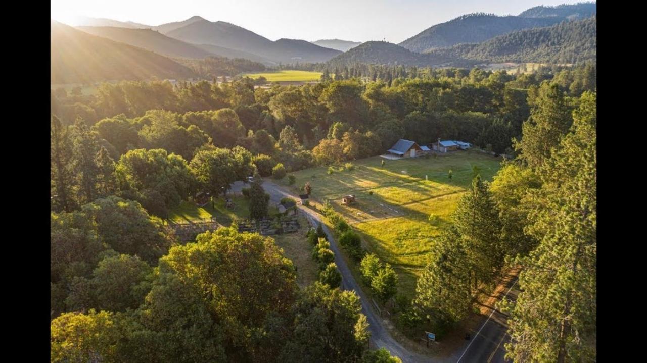 Cozy Wild West Covered Wagon Next To River Grants Pass Exterior photo