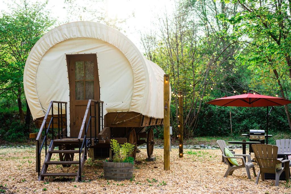 Cozy Wild West Covered Wagon Next To River Grants Pass Exterior photo