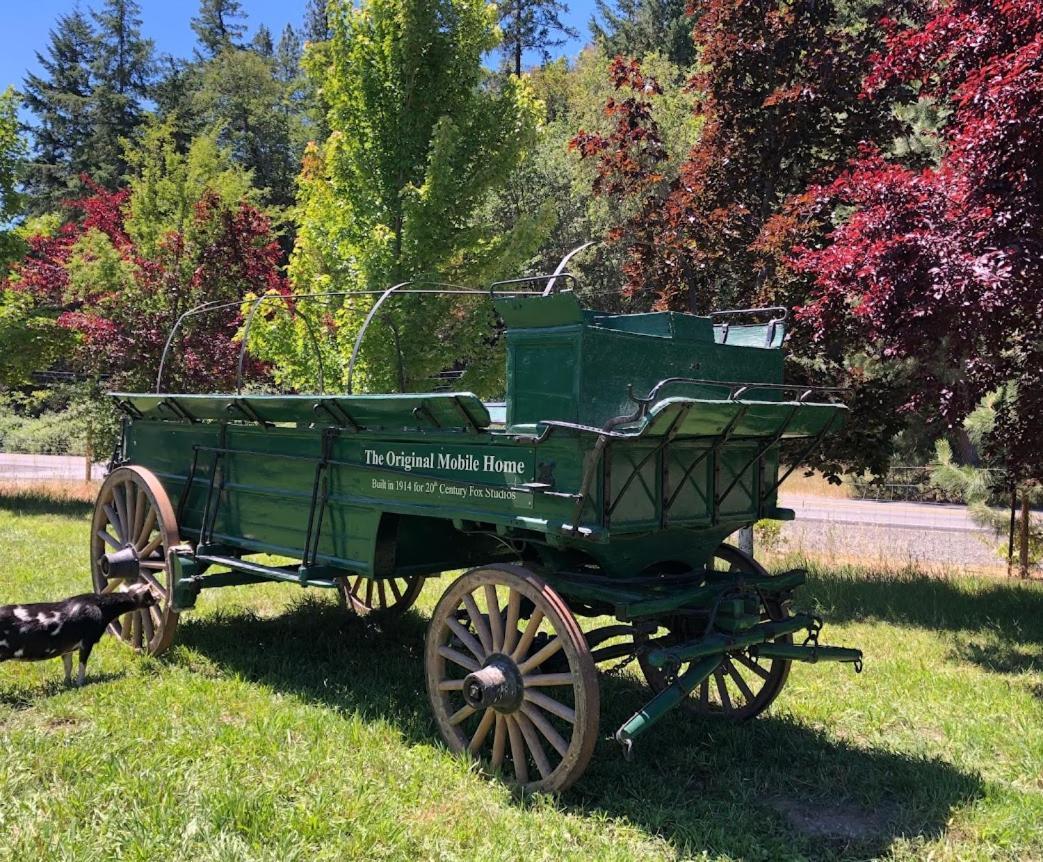 Cozy Wild West Covered Wagon Next To River Grants Pass Exterior photo