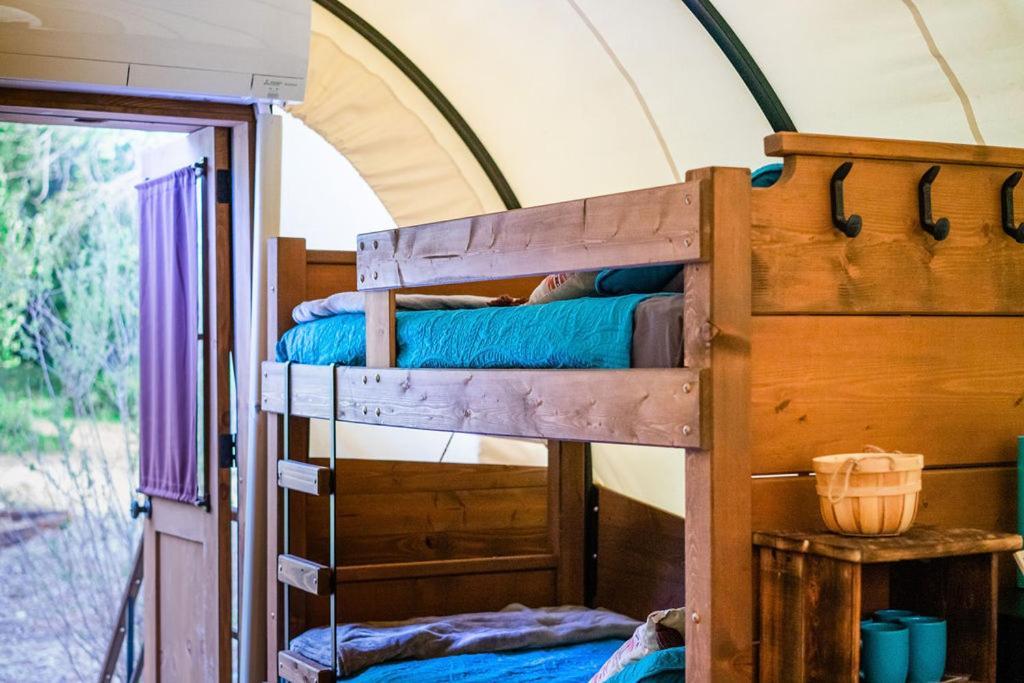 Cozy Wild West Covered Wagon Next To River Grants Pass Exterior photo