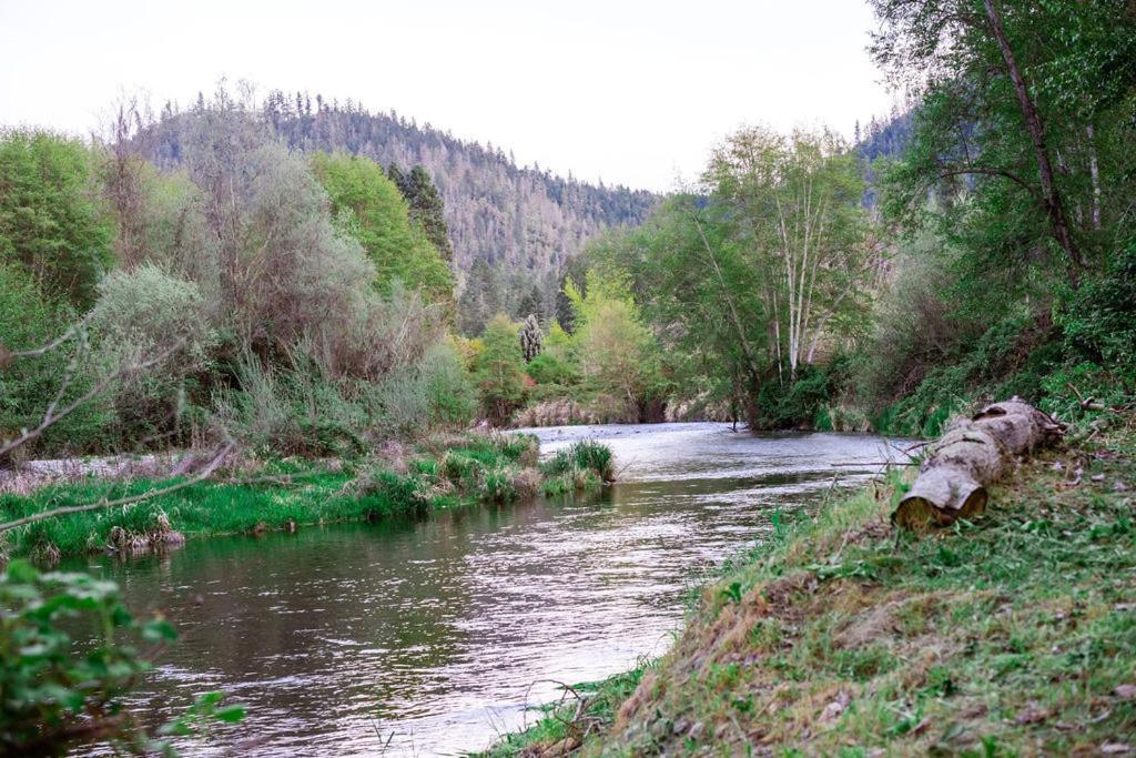 Cozy Wild West Covered Wagon Next To River Grants Pass Exterior photo