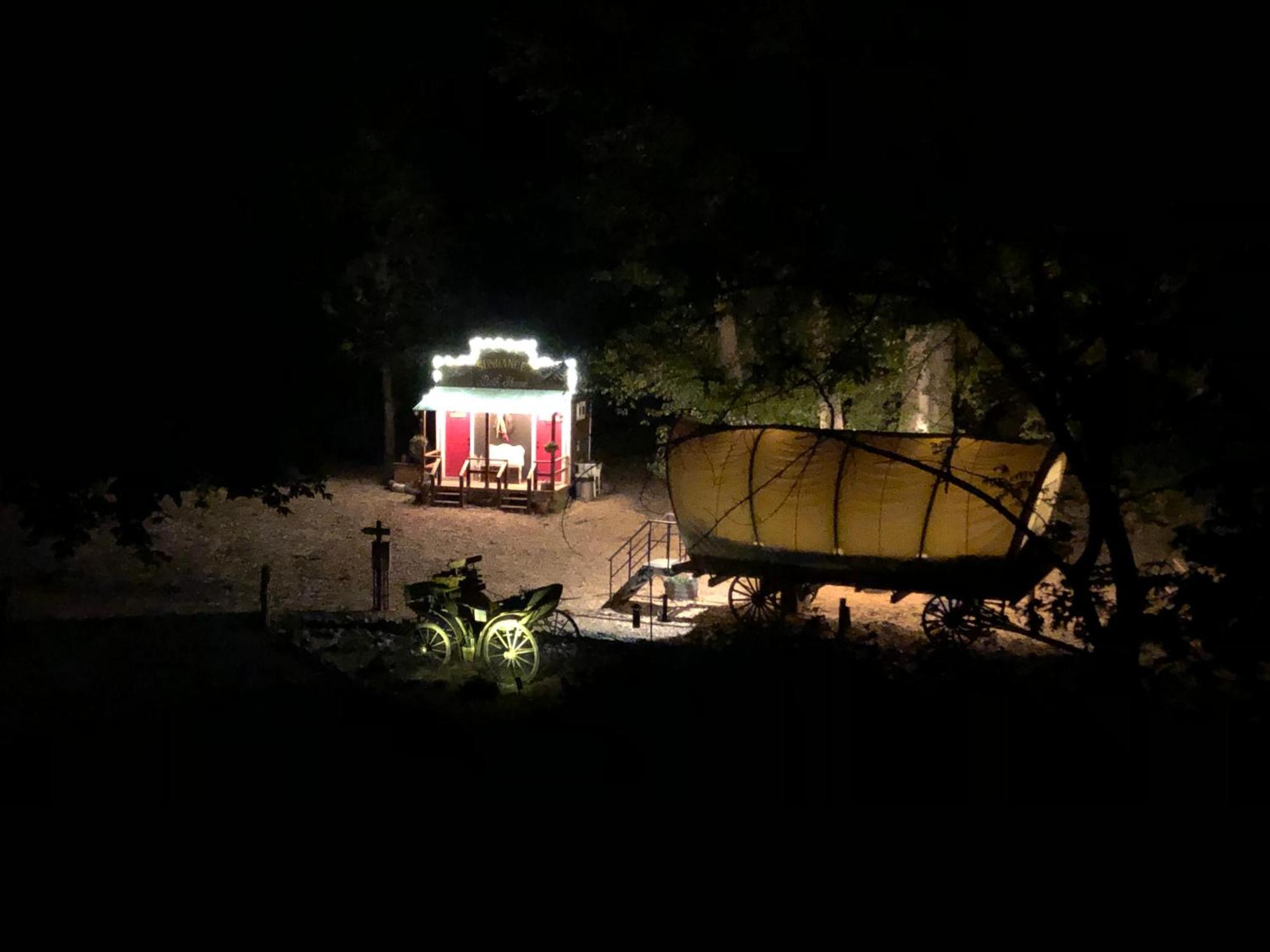 Cozy Wild West Covered Wagon Next To River Grants Pass Exterior photo
